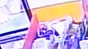 La empleada se sintió amenazada por la cliente y por eso le sacó el arma.