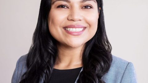 Evelyn Garcia ayuda a las familias latinas de bajos recursos.