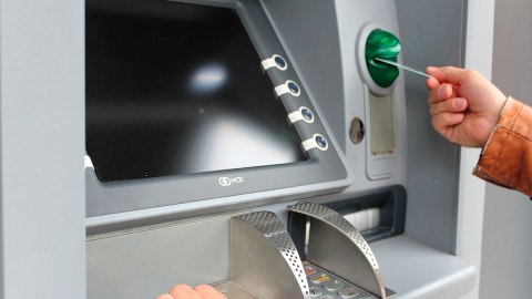 La falla ocurrió en una empresa que le da servicios de transacciones a 38 de los 51 bancos del país.