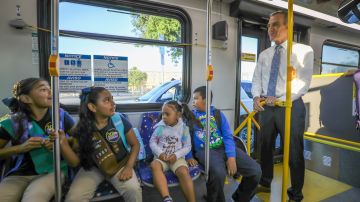 El alcalde Eric Garcetti viajó en autobús Dash con un grupo de estudiantes. (Suministrada)