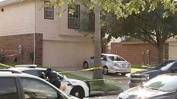 Patrullas respondieron a la escena, oficiales encontraron a los dos heridos y con vida.