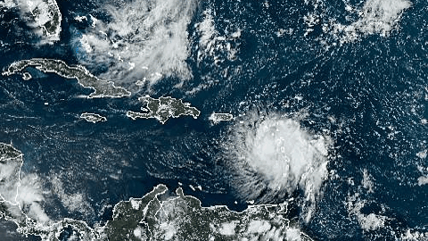 Satélites de NASA y NOAA captan la tormenta tropical Dorian cerca de Puerto Rico.