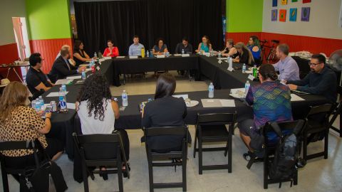 La asambleista Cristina García se reunió con un grupo de activsitas medioambientales para hablar acerca de los cambios necesarios en su comunidad incluyendo una mejor calidad de agua. (Suminsitrada)