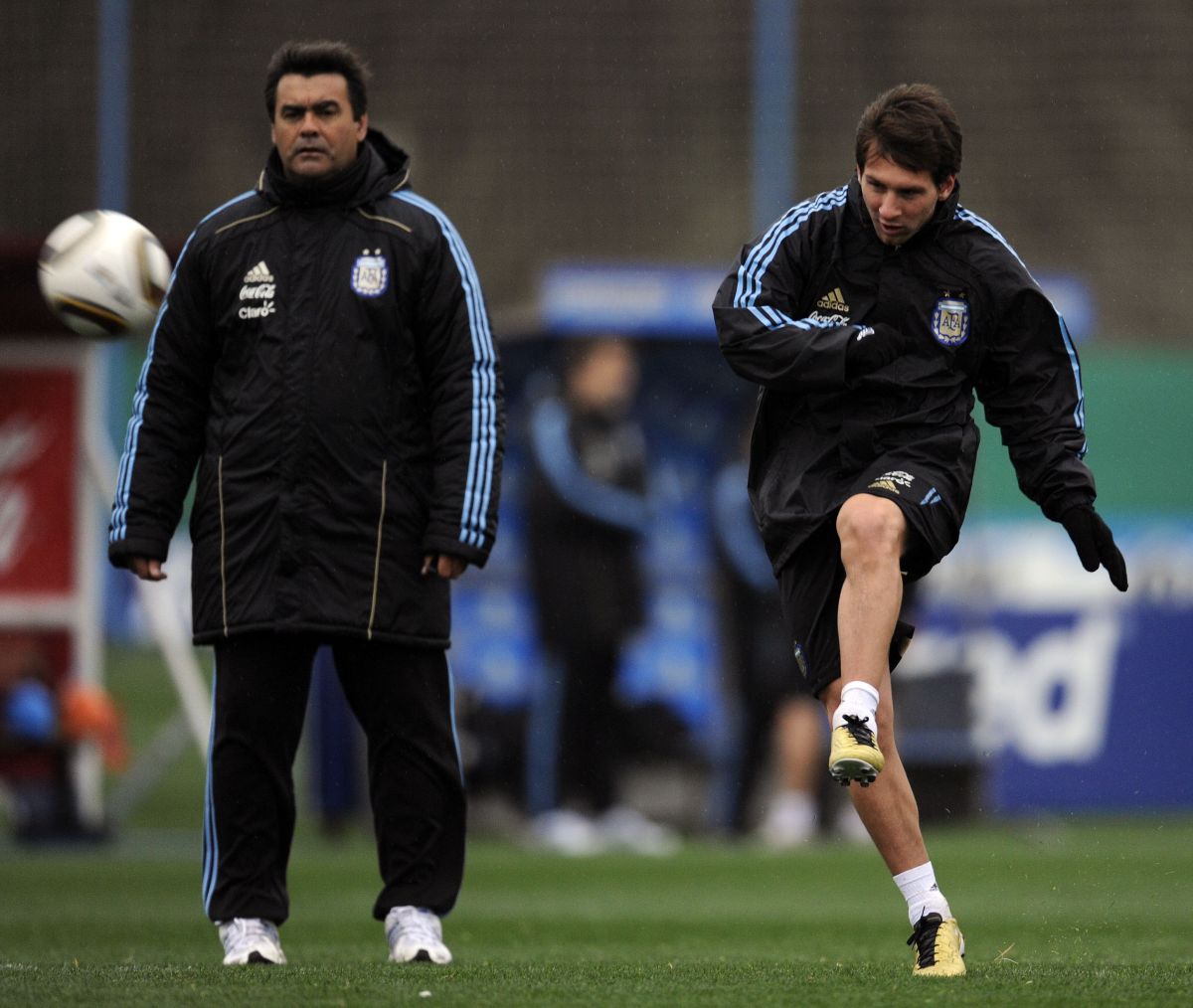 José Luis Brown, asistente del DT, y Lionel Messi durante un entrenamiento de la Selección Argentina en el 2010.
