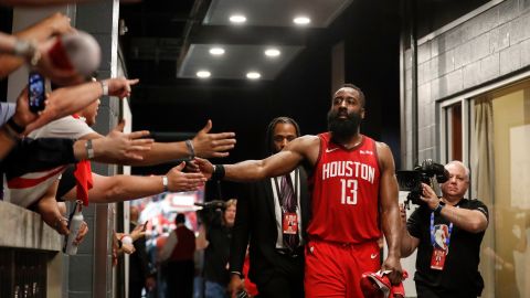 James Harden regaló $10 mil dólares en la calle y causó polémica.