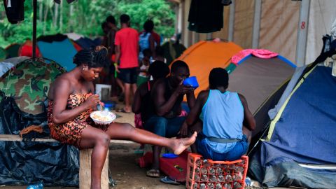 Los inmigrantes descansan en un albergue temporal en Panamá.