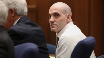 Michael Gargiulo escucha durante las declaraciones finales en su juicio por asesinato capital en el Tribunal Superior de Los Ángeles, 6 de agosto de 2019.