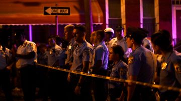 La policía rodea el lugar donde ocurrió el tiroteo en Filadelfia. EFE