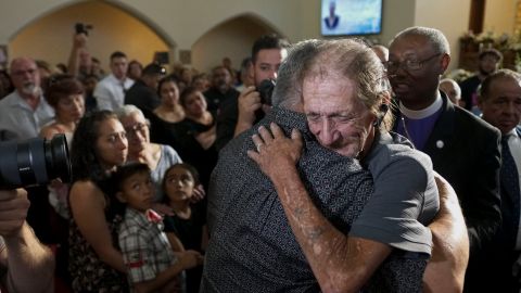 Antonio Basco saluda a los asistentes al servicio funerario para su esposa, Margie Reckard.