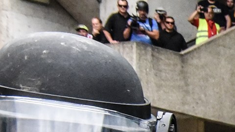 La policía de Portland rocía gas pimienta durante un choque de grupos extremistas.