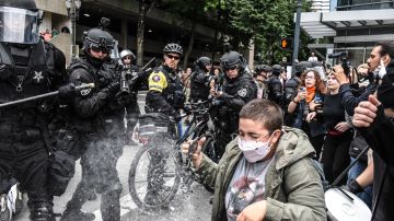 La policía de Portland rocía gas pimienta durante un choque de grupos extremistas.