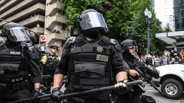 La policía de Portland vigila a los manifestantes durante un mitin de extrema derecha.
