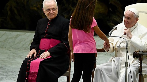 El papa Francisco puso de ejemplo a la niña y de cómo los demás deben comportarse ante una situación como esa.