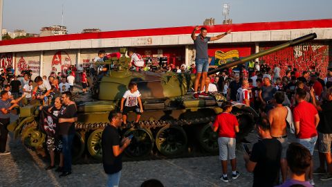 Los hinchas del Estrella Roja de Belgrado llevaron un tanque de guerra al estadio.