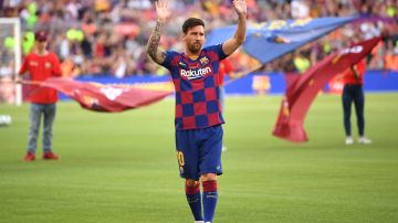 Messi por fin reapareció con el equipo de Barcelona y dio su tradicional discurso.