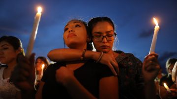 Cientos acuden a una vigilia en El Paso en honor a las víctimas la masacre.
