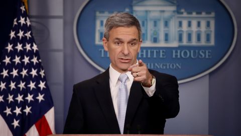 Ken Cuccinelli defiende la nueva regla de 'carga pública'.