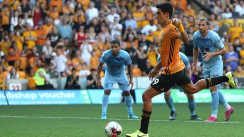 El mexicano celebro su bicentenario europeo con un gol en casa de los Wolves.