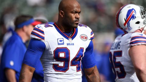 Mario Williams fue arrestado por invadir propiedad privada.