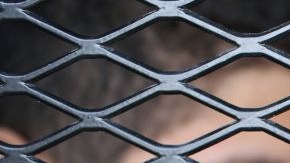 Las instalaciones de CBP deverán proveer a los menores de productos de higiene personal.