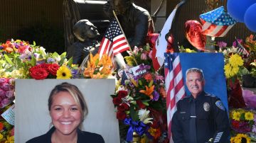 Luego del crimen, la comunidad llevó flores a la estación de Palm Springs para honrar la memoria de los agentes caídos. / fotos: getty.