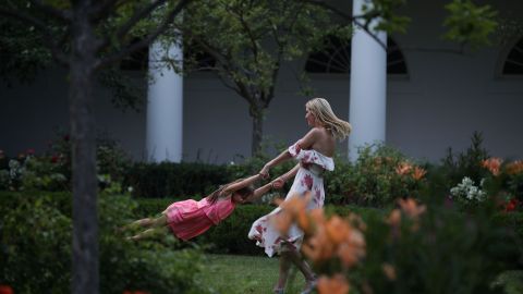 Ivanka Trump comparte en redes sociales fotos de sus hijos.