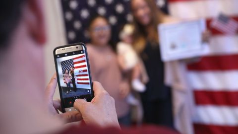 La regla de "carga pública" impactaría a miles de familias.