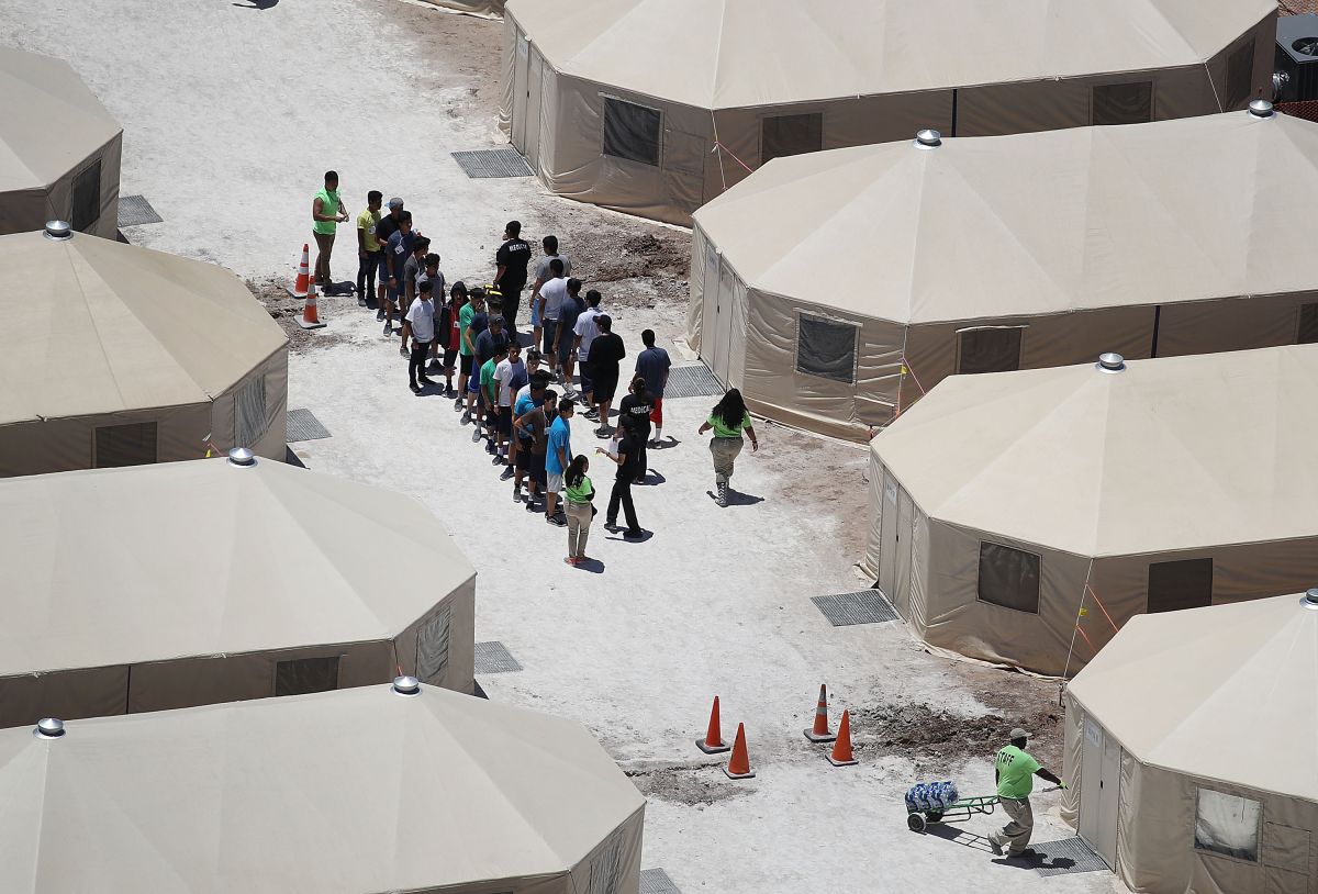Un grupo de niños es visto en el Centro de Detención Tornillos Puerto de Entrada, en Tornillo, Texas el 19 de julio del 2018. 