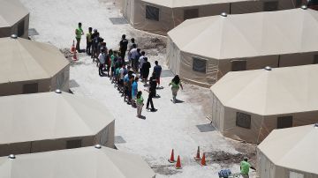 Un grupo de niños es visto en el Centro de Detención Tornillos Puerto de Entrada, en Tornillo, Texas el 19 de julio del 2018.