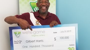 Harris con su premio de la Lotería de Virginia.