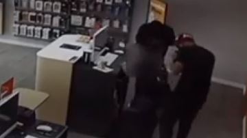 Los asaltantes son descritos como afroamericanos de entre 20 a 25 años.