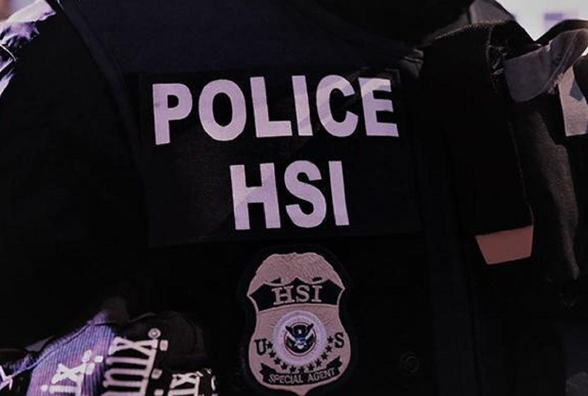 Agentes de HSI de ICE investigan el tráiler con supuestos indocumentados.