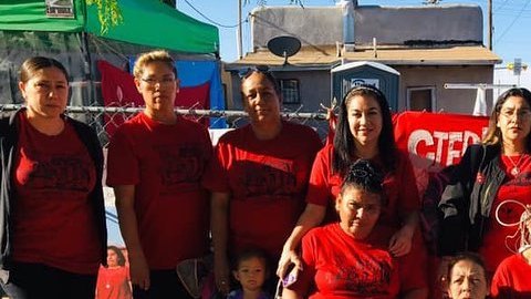 La organización Mujer Obrera junto con vecinos del pueblo formaron el grupo Familias Unidas del Chamizal y se han comprometido con “plantar semillas de conciencia y justicia”. (Cortesía)