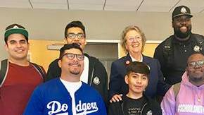 La vicepresidenta de la Junta de Educacion del LAUSD Jackie Goldberg junto a estudiantes en apoyo de la SB 419. (Suministrada)
