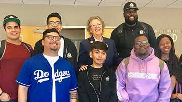 La vicepresidenta de la Junta de Educacion del LAUSD Jackie Goldberg junto a estudiantes en apoyo de la SB 419. (Suministrada)