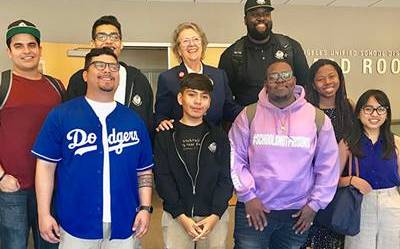 La vicepresidenta de la Junta de Educacion del LAUSD Jackie Goldberg junto a estudiantes en apoyo de la SB 419. (Suministrada)