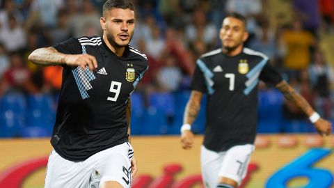 Mauro Icardi festejando un gol con su selección.