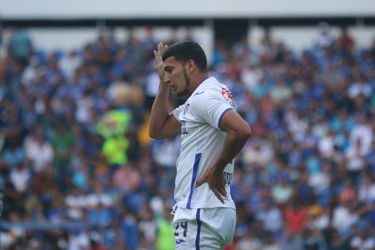El defensa tuvo participación en los tres goles de Querétaro, fue burlado y bailado por los atacantes queretanos