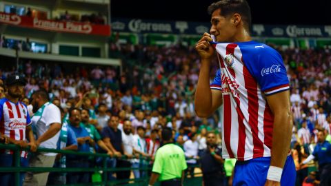 "Tepa" González recibió novatada en Chivas.