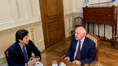 Durante su visita a Argentina, Kevin de León, presidente emérito del senado de California se reunió con el gobernador de la provincia de Santa Fe, Miguel Lifschitz. (Suministrada)