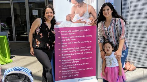 Citlali Chávez (izq.) y Verónica Ríos participaron en el evento mundial de lactancia el viernes. (Jacqueline García)