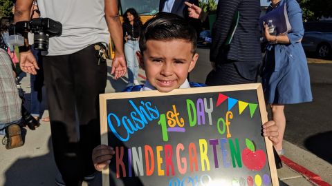 Freddy Cash Sepúlveda llevaba consigo un letrero que decía que estaba en su primer día de kinder. (Jacqueline García)