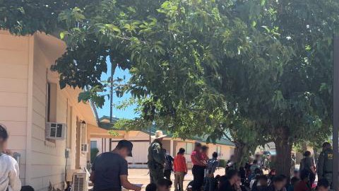 Las tres grupos de inmigrantes llegaron en una semana a Tucson (Arizona).