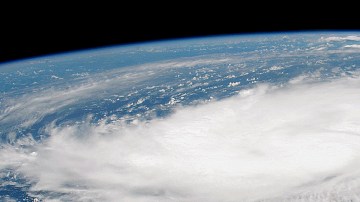 El huracán Dorian visto desde la EEI, el 29 de agosto de 2019. Joshua Stevens y Lauren Dauphin/Observatorio de la Tierra/NASA