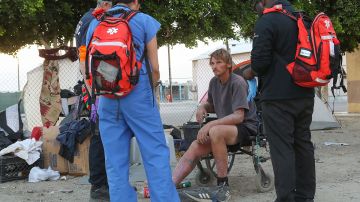 Voluntarios de medicina en Coachella Valley conducen tareas de información en las calles para brindar atención de salud a las personas sin hogar.

(Jay Calderón/The Desert Sun)