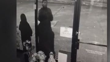 En unos cuantos segundos, el hombre tira al piso el monumento.