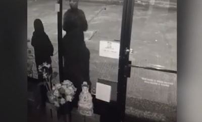 En unos cuantos segundos, el hombre tira al piso el monumento.