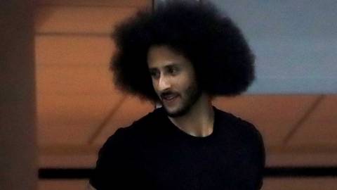 Colin Kaepernick ha estado entrenando y se dice listo por si algún equipo quiere contratarlo.