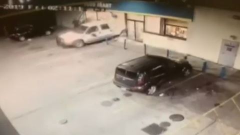 La policía pide que si alguien tiene información sobre este intento de robo llamen a Crime Stoppers aL 713-222-8477.