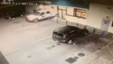 La policía pide que si alguien tiene información sobre este intento de robo llamen a Crime Stoppers aL 713-222-8477.